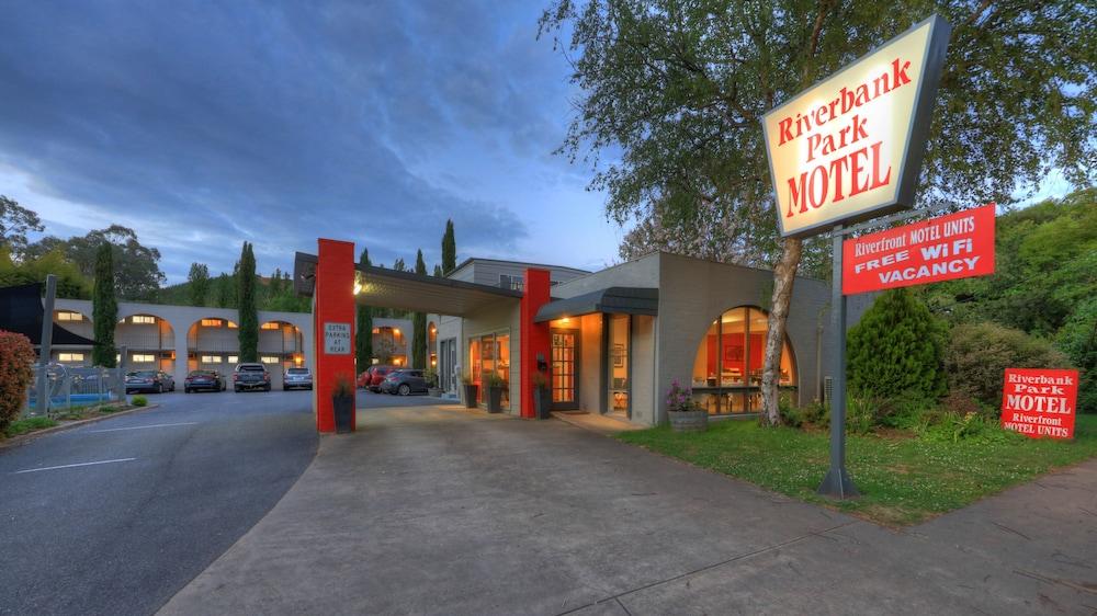 Riverbank Park Motel Bright Exterior foto